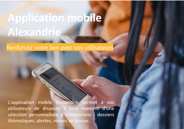Femme regardant son smartphone