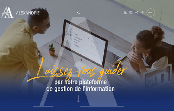 homme et femme qui discutent autour d'un ordinateur